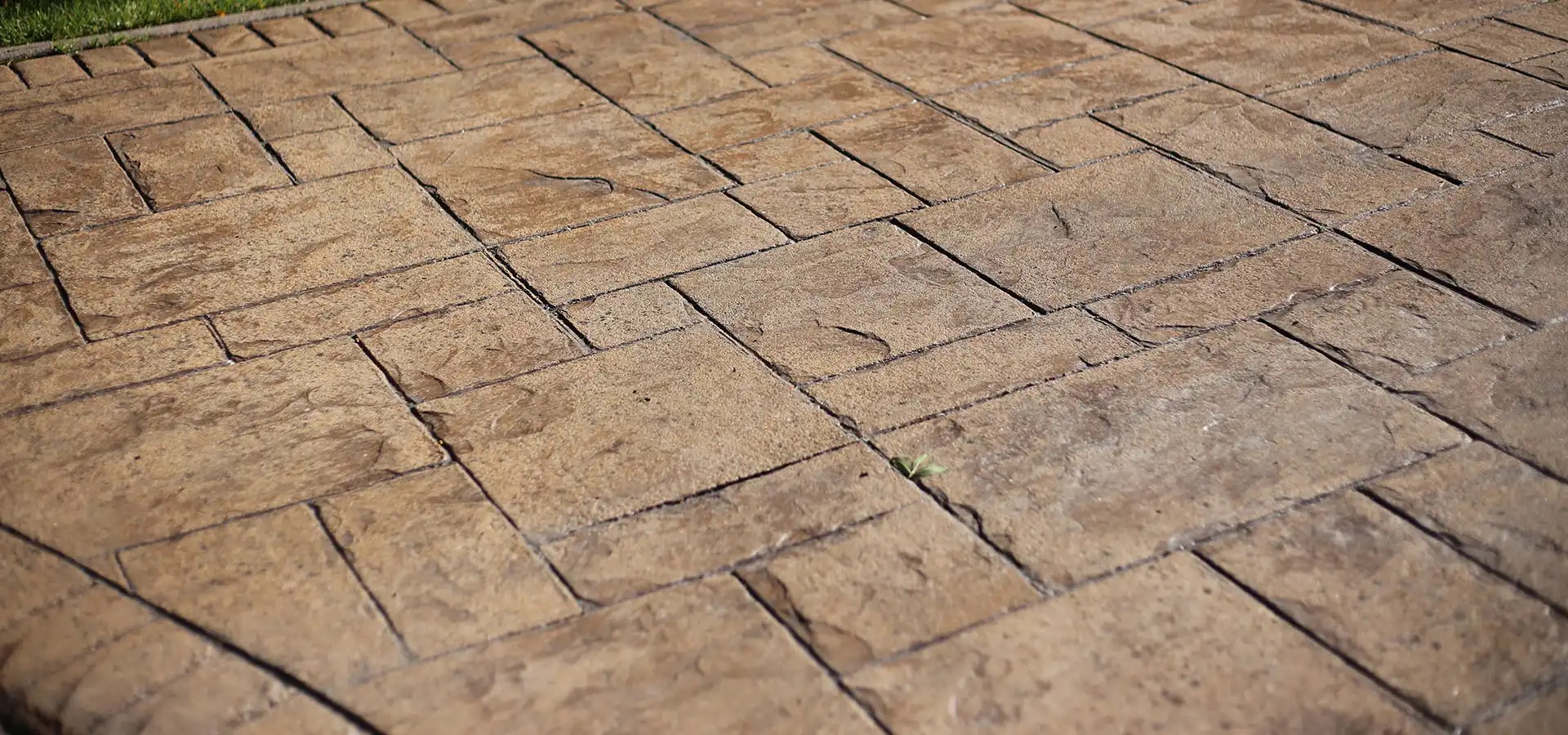 Pattern imprinted concrete driveway